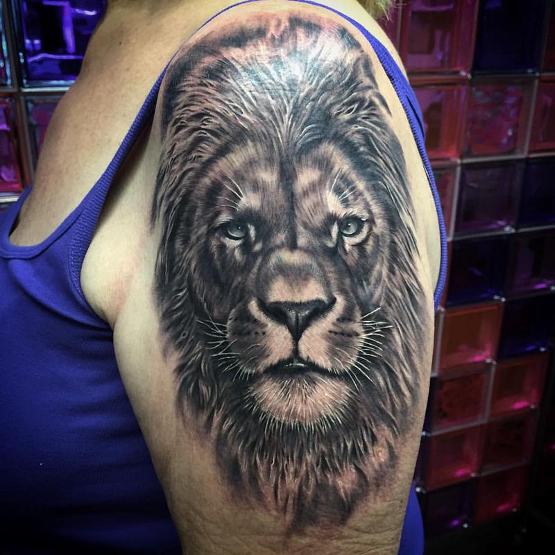 Mystic Eye Tattoo : Tattoos : Nature : Realistic lion head in black and  grey - Leon realista en negro y gris