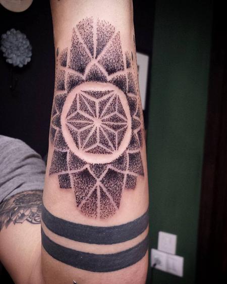 Linn - Geometric Dotwork Mandala