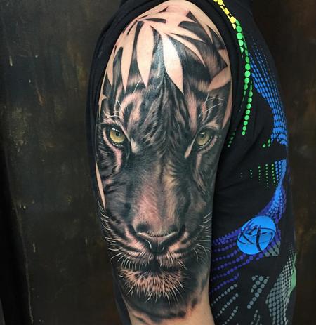 Tattoos - Realistic Tiger in Black and Gray - 127478