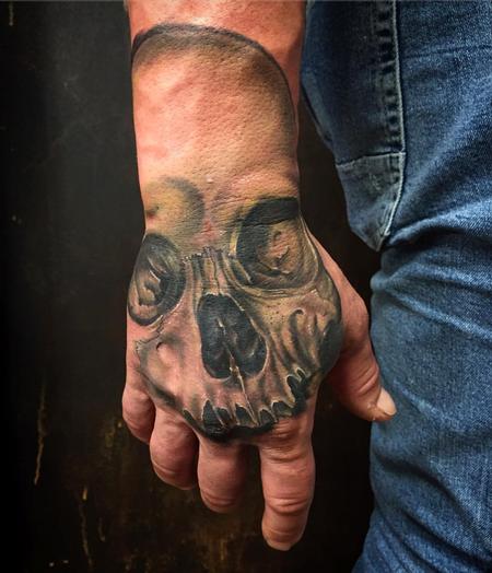 Tattoos - Realistic Skull on the Hand in Color - 127537