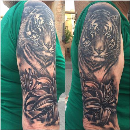 Tattoos - Realistic Tiger and Fleurs-de-Lis in Black and Gray - 127976