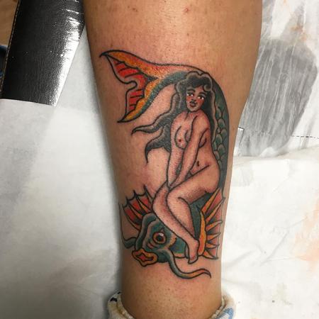 Tattoos - Chica sobre Carpa Estilo Tradicional a Color - 131818