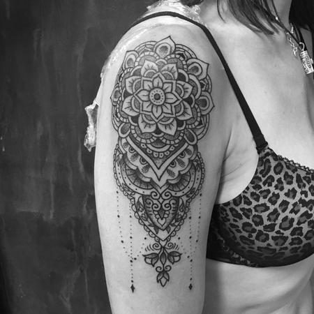 Tattoos - Mandala Ornamental en Negro - 127419