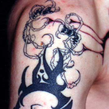 Really bad tattoo - Fighting skulls