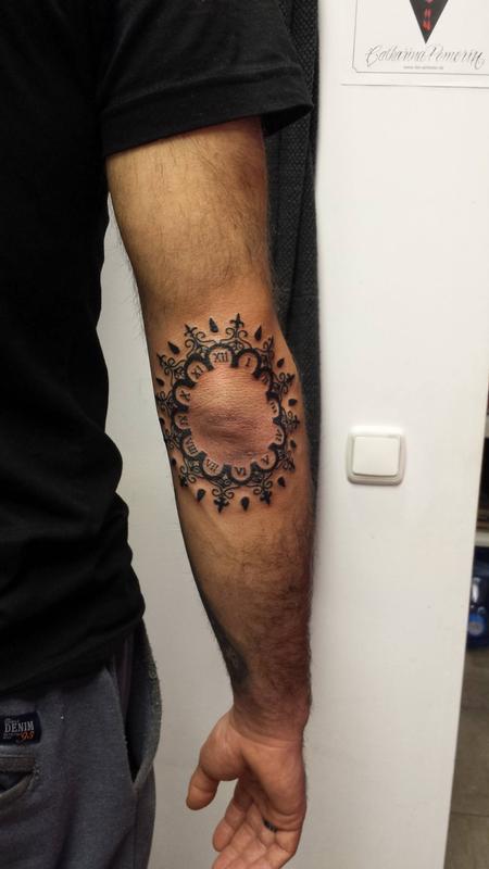 Reloj en el codo - Clock on the elbow by Linn : Tattoos